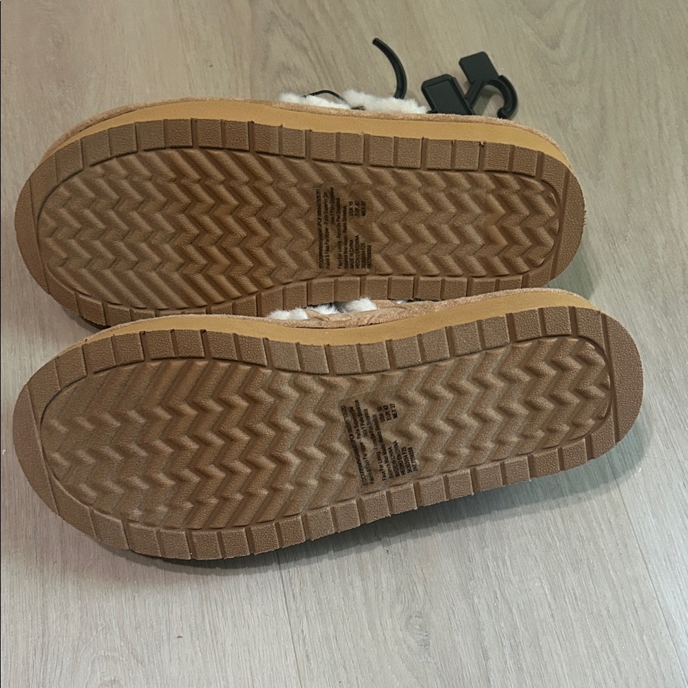 Madden NYC Women's Tan Suede Shearling-Lined Clog Mules - Picture 3 of 3